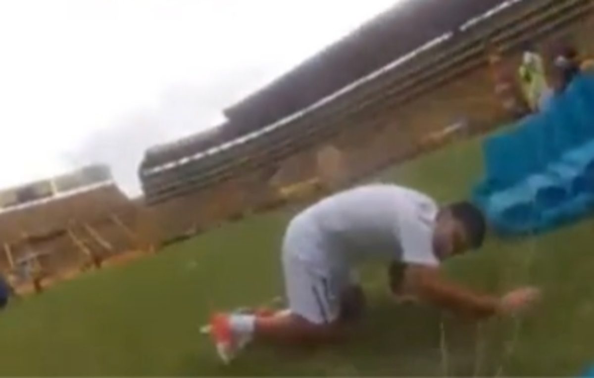 Πέ-ε-ε-φτει – Αλεξιπτωτιστής έπεσε πάνω σε ποδοσφαιριστή (VIDEO)