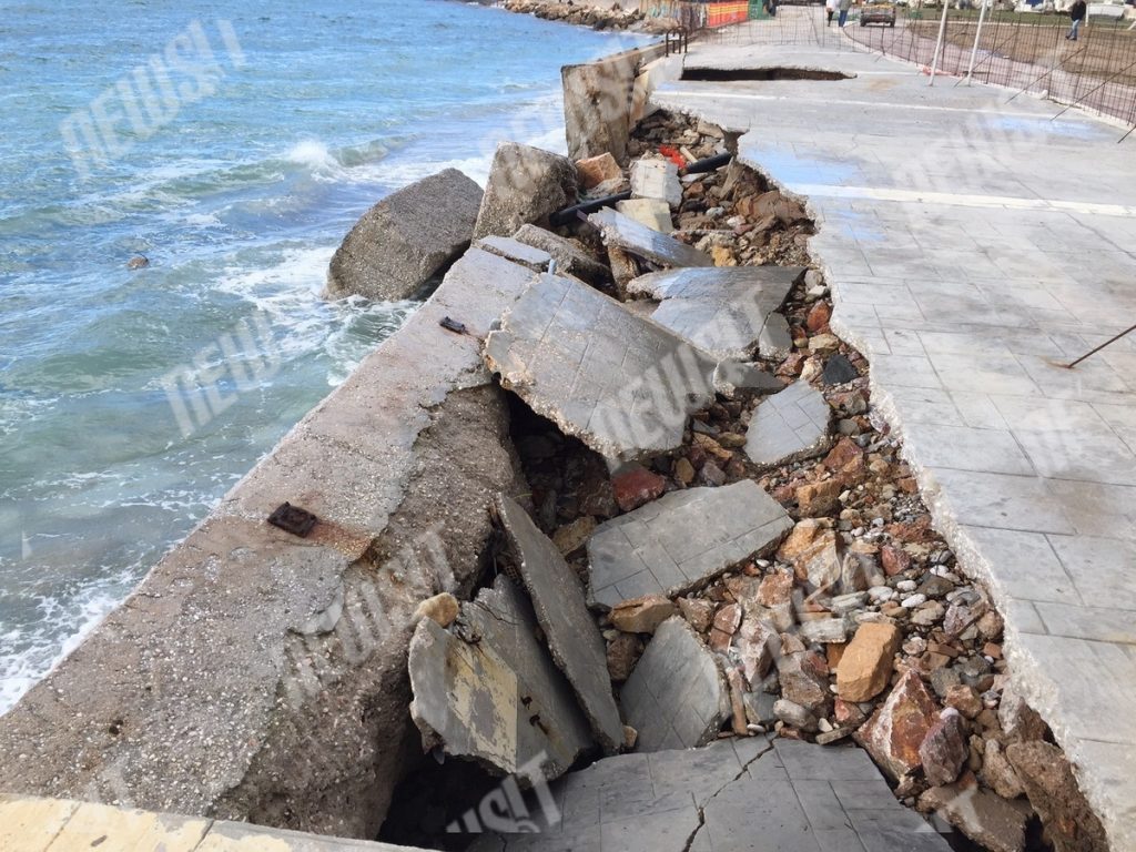 Κι όμως! Το κύμα “έφαγε” δρόμο στον Άλιμο – ΦΩΤΟ κ VIDEO