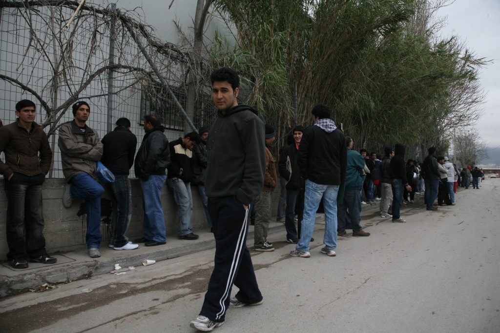 “Τα έσπασαν” οι αλλοδαποί για τη σειρά – Τρεις τραυματίες αστυνομικοί