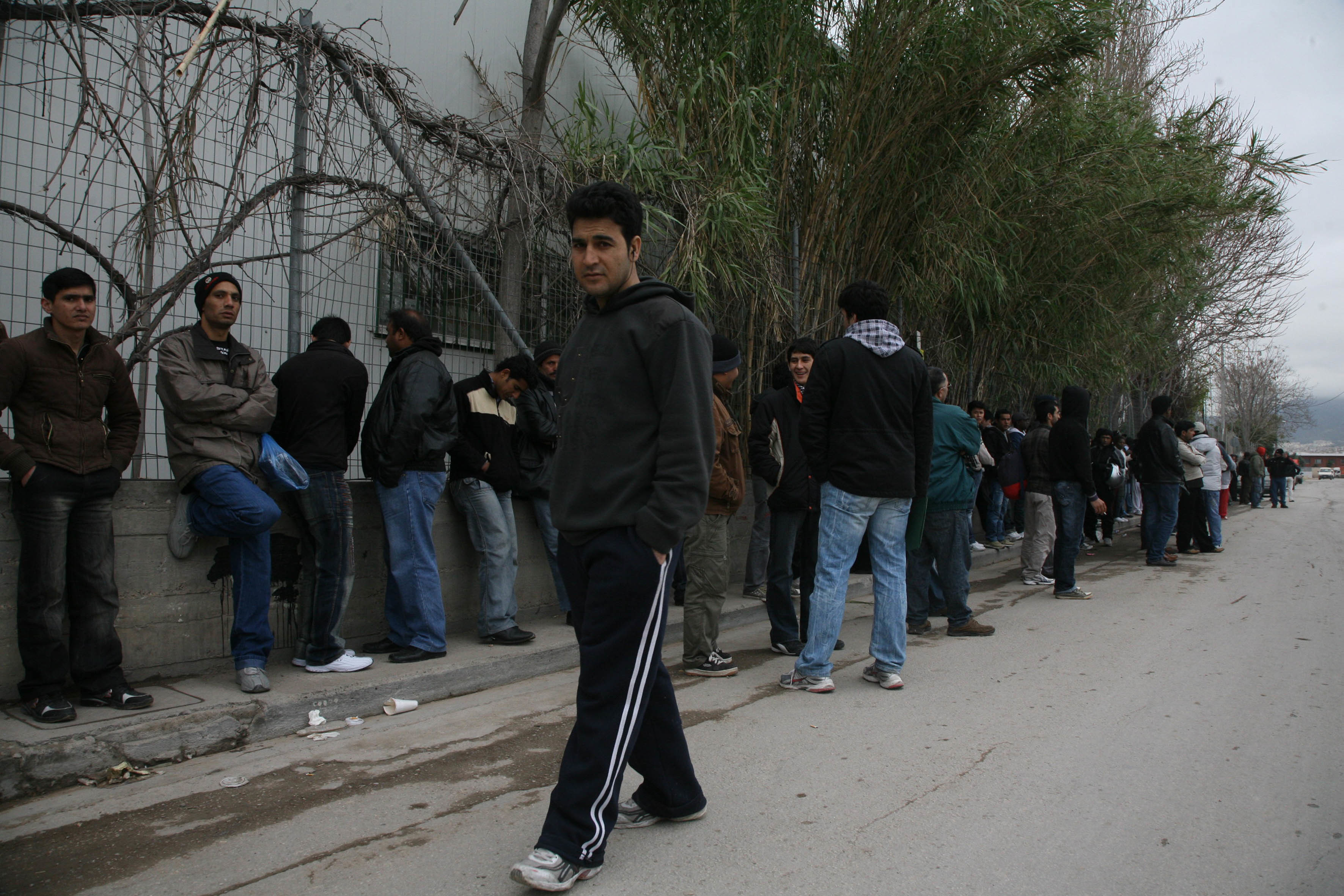 “Τα έσπασαν” οι αλλοδαποί για τη σειρά – Τρεις τραυματίες αστυνομικοί