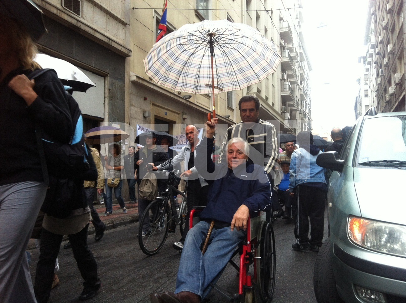 TΩΡΑ: Υπό βροχή η πορεία των αναπήρων στο κέντρο της Αθήνας