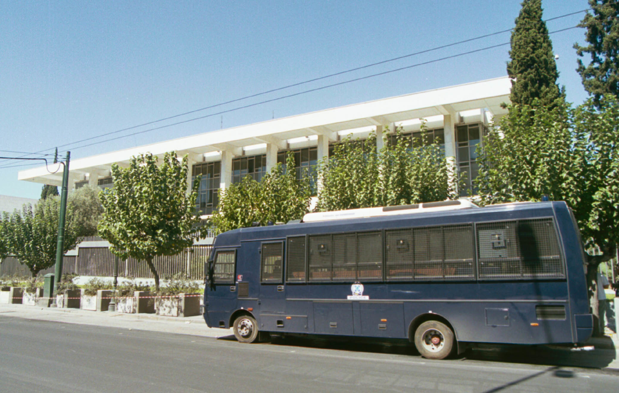 Κλειστοί δρόμοι τώρα γύρω από την αμερικανική πρεσβεία