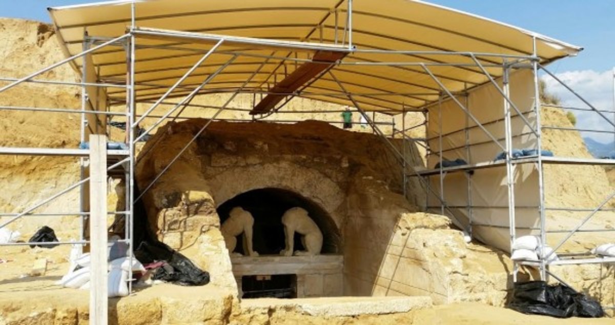 “Σημαντικό πρόσωπο” στον τάφο της Αμφίπολης – Εντυπωσιακά τα ευρήματα –  Νέες ΦΩΤΟ μέσα από τον τύμβο