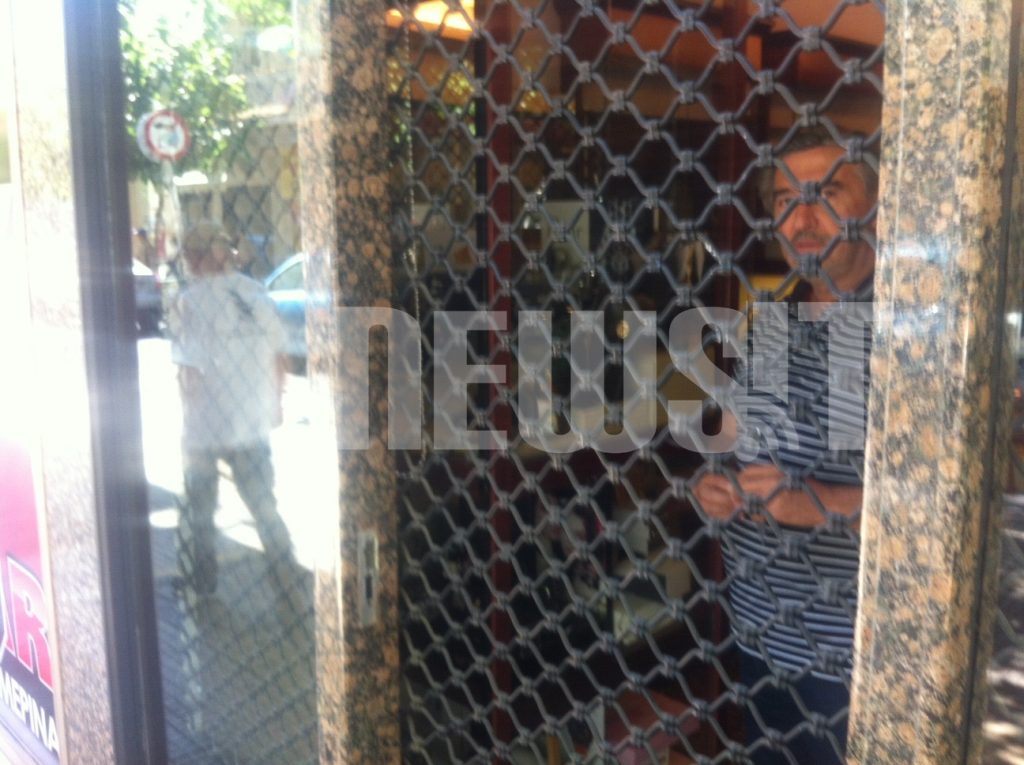 Δεν υπάρχει! Εσπασαν τζαμαρία με τσιμεντόλιθο για να κλέψουν