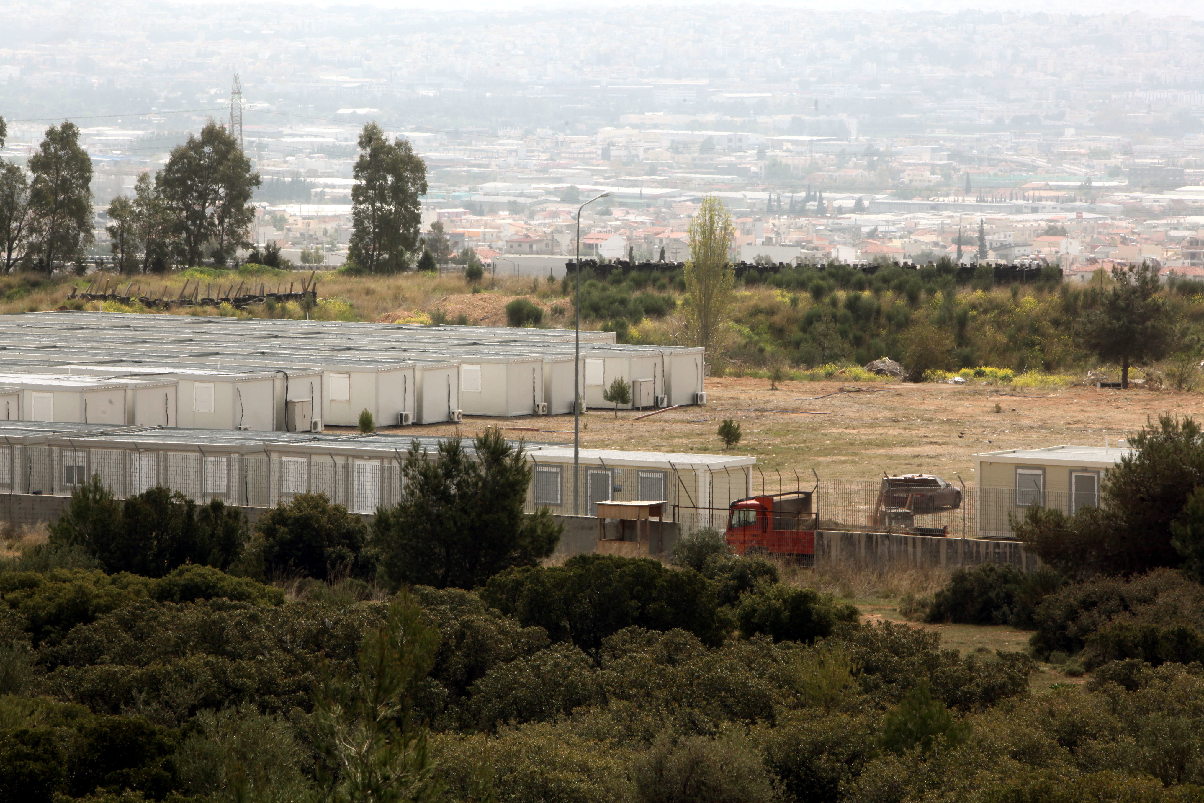 820 μετανάστες σε 250 κοντέινερ στην Αμυγδαλέζα – Πριν τις εκλογές θα λειτουργήσει λέει ο Χρυσοχοϊδης