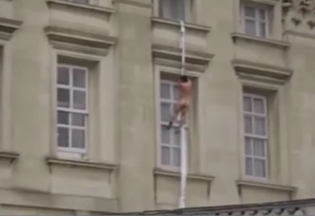 Γυμνός άντρας στο Μπάκινγχαμ