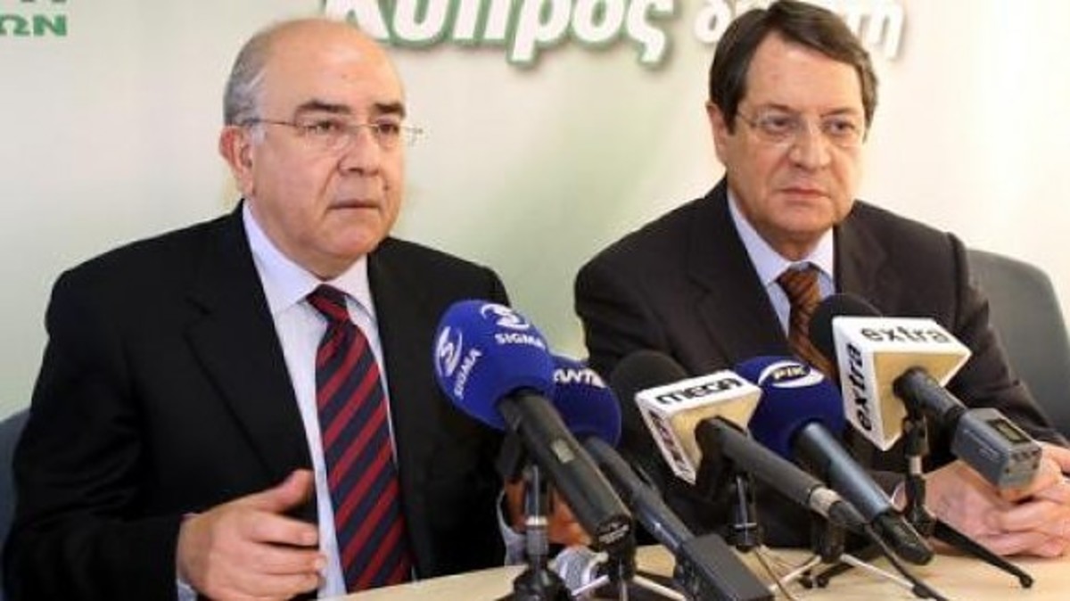 Κυβέρνηση και Βουλή καταδικάζουν τους πυροβολισμούς στο σπίτι του προέδρου του ΔΗΣΥ