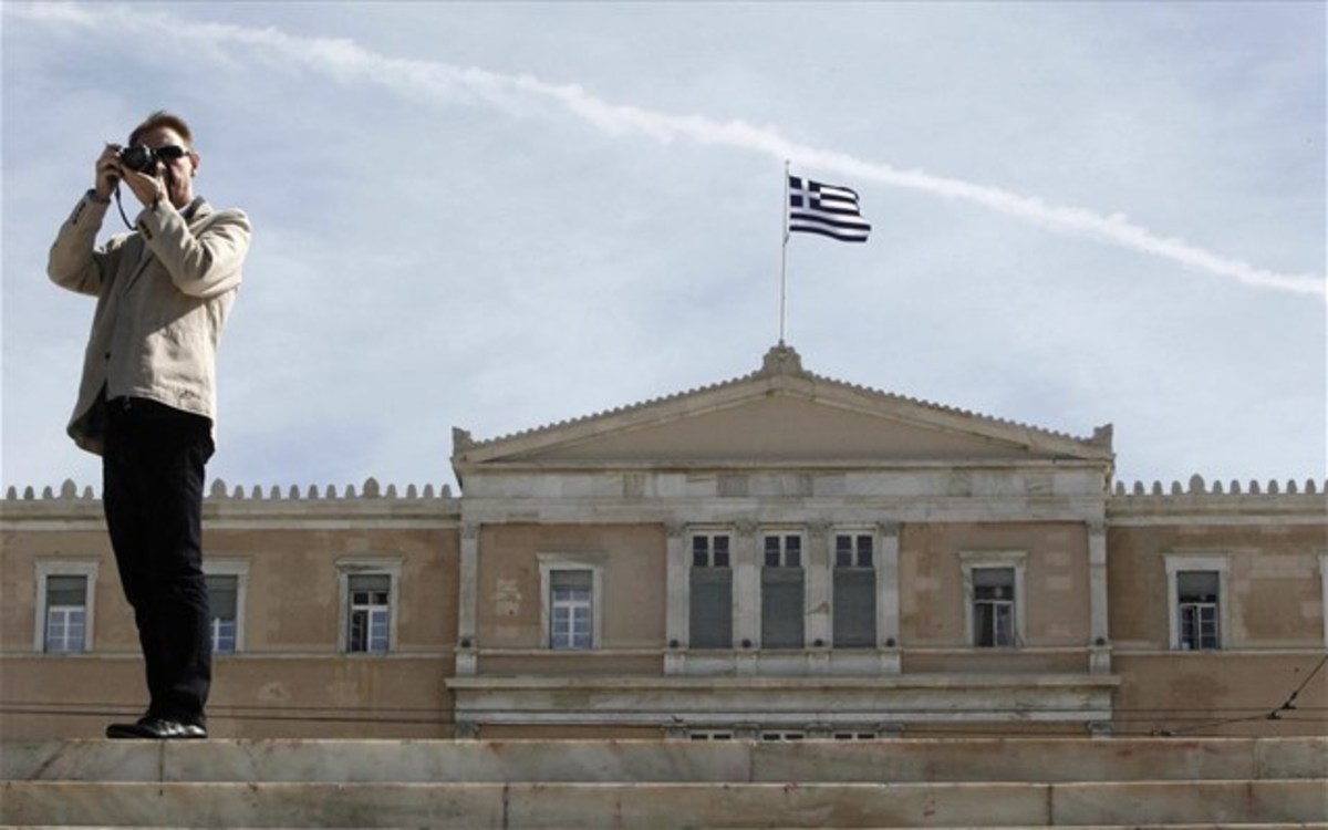 Ανάπτυξη το 2014 βλέπει η Εθνική Τράπεζα