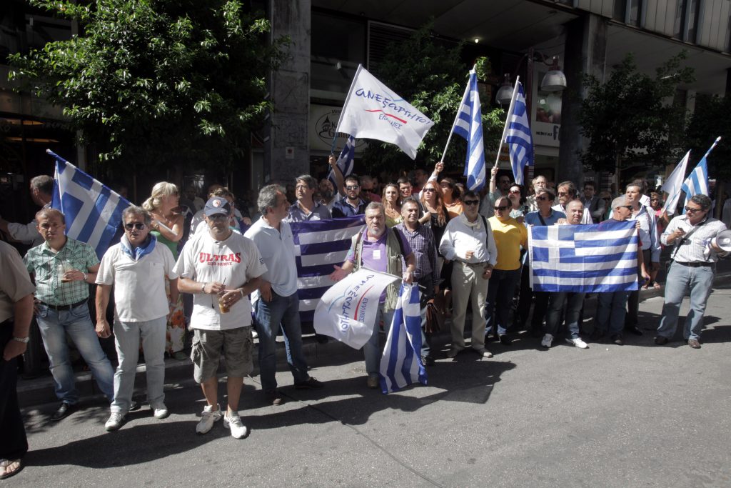 Μέλη των Ανεξάρτητων Ελλήνων προπηλάκισαν την Τρόικα – ΒΙΝΤΕΟ