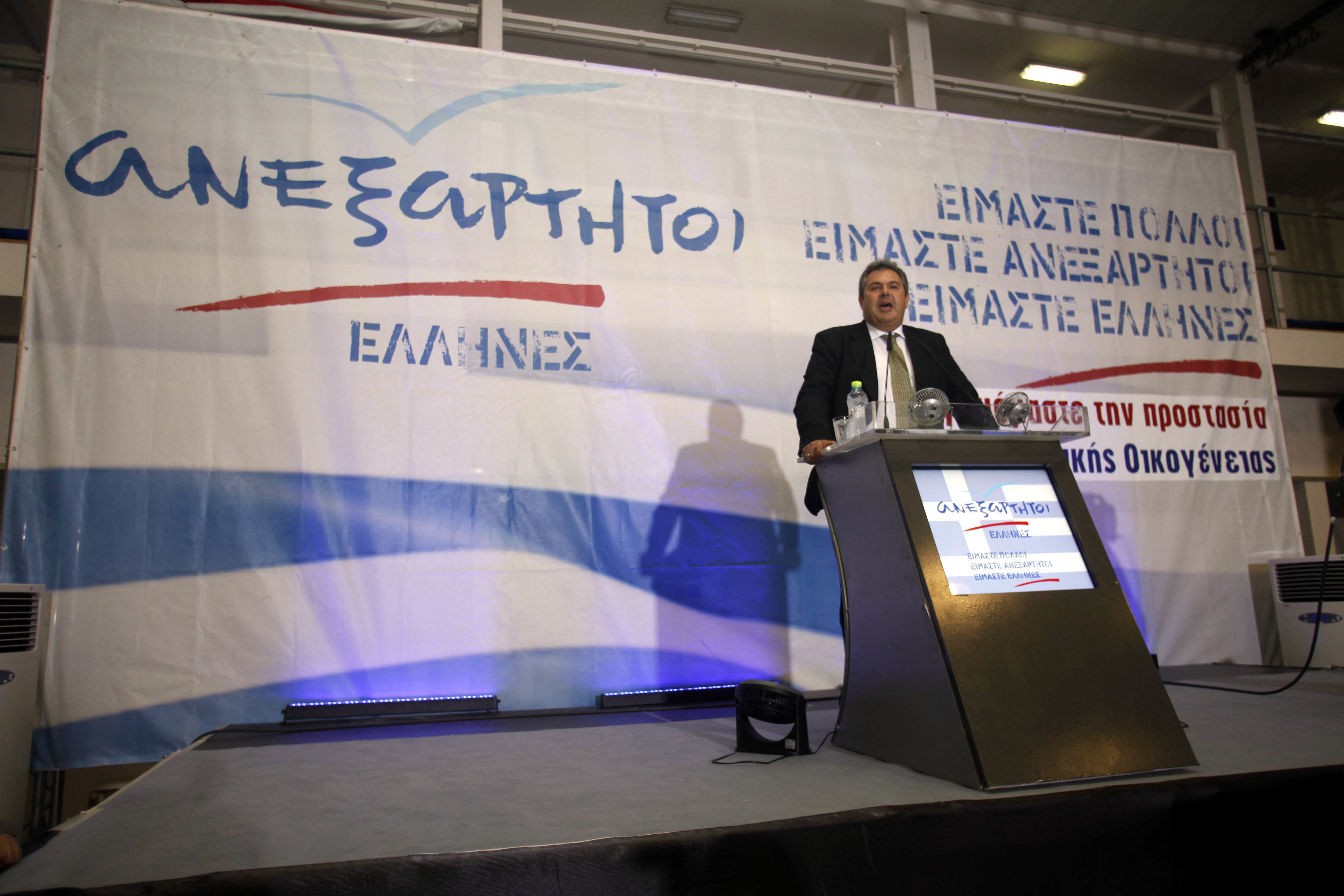 Καταρρέουν οι κορώνες του Σαμαρά”