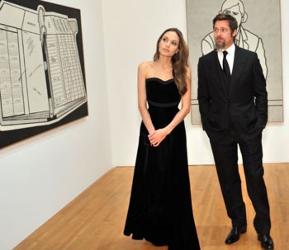 Η Αντζελίνα και ο Μπραντ θαυμάζουν τα εκθέματα του μουσείου