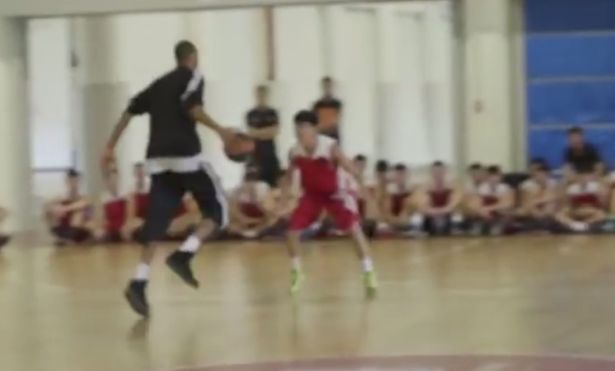 Ο Αντετοκούνμπο παίζει 1vs1 με Κινέζο μαθητή! (VIDEO)