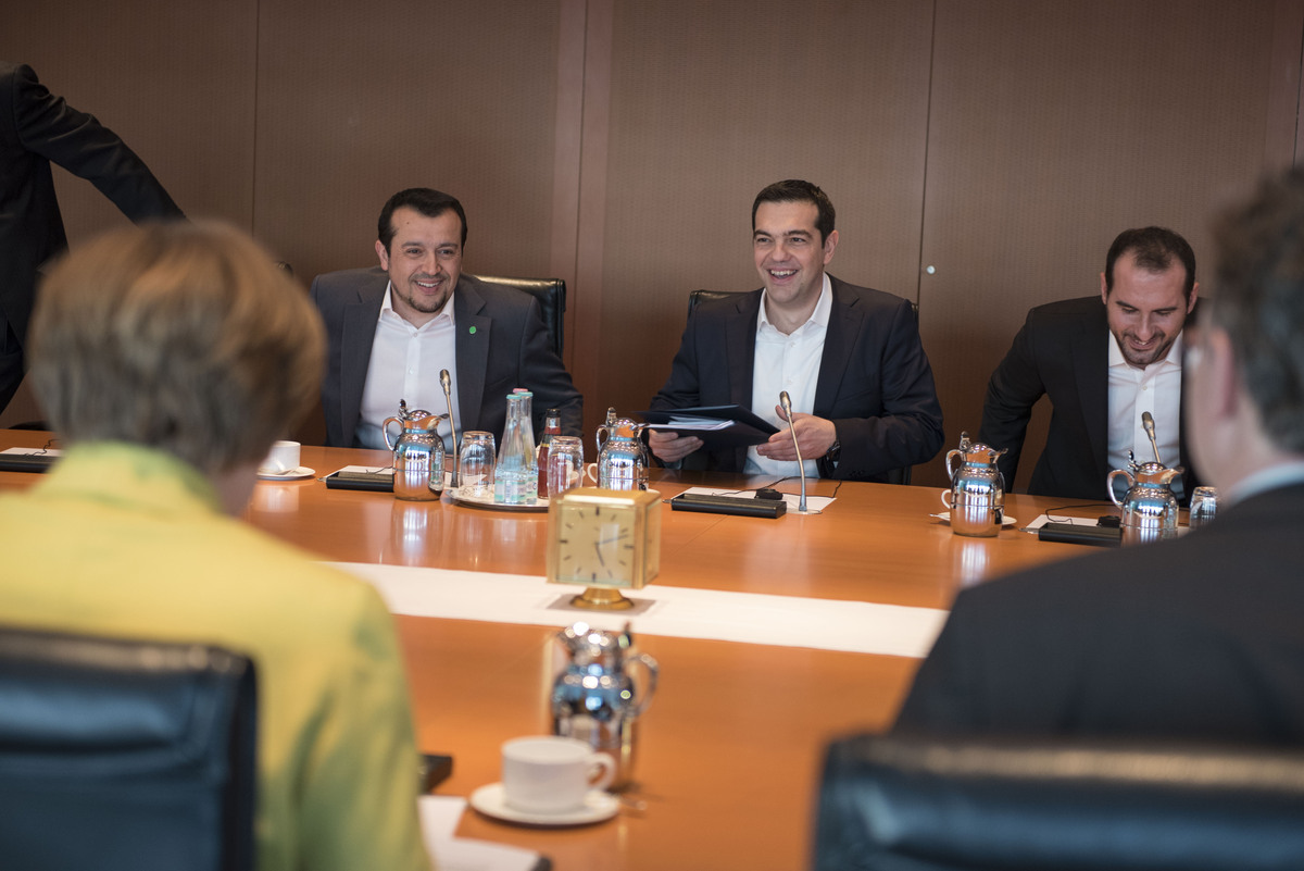 Έχασαν τον φάκελο του Τσίπρα μπροστά στη Μέρκελ – ΒΙΝΤΕΟ