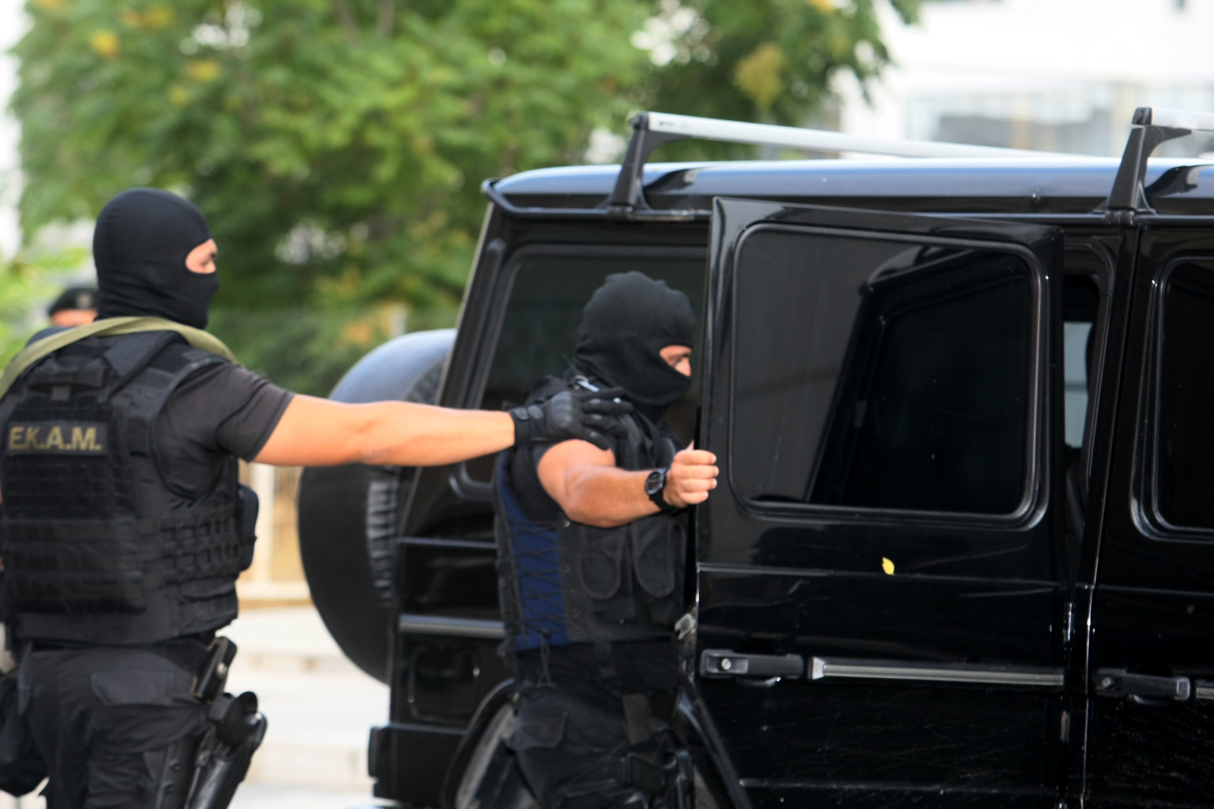 Πέφτει η “μάσκα” του “άγνωστου” τρομοκράτη – Αρνείται ακόμα και να φωτογραφηθεί