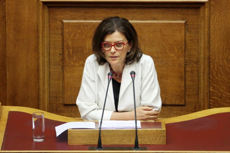 Βουλή – Προϋπολογισμός: Προγράμματα για 200.000 ανέργους μέσα στο επόμενο οκτάμηνο εξήγγειλε η Ράνια Αντωνοπούλου