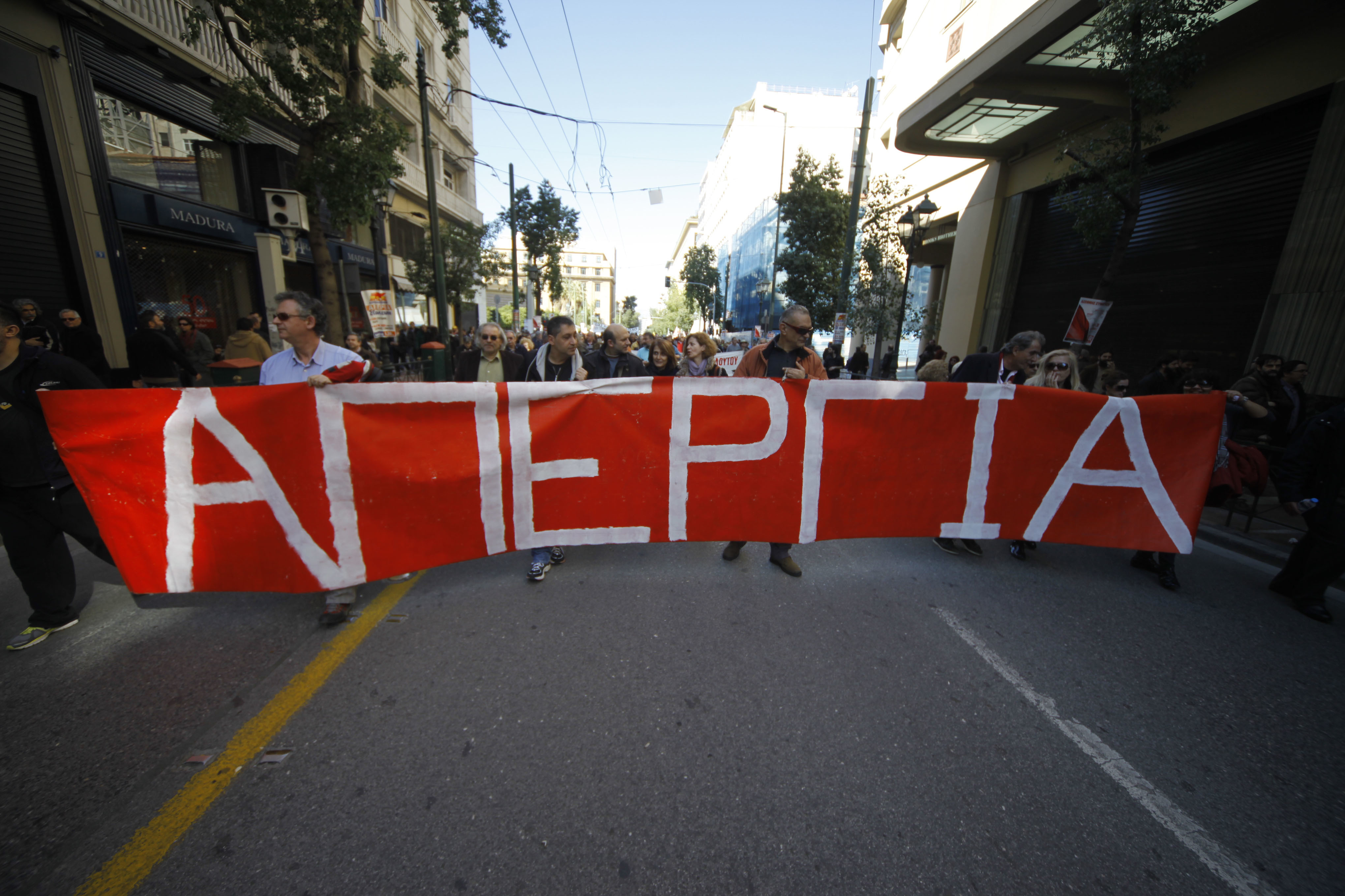 ΓΣEΕ: Απειλούν με απεργία επ’ αόριστον για το κλείσιμο της ΕΡΤ