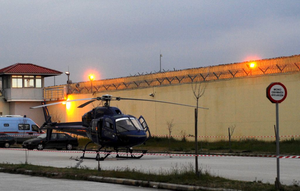 «Πόλεμος» στις φυλακές Τρικάλων – Σφοδρή ανταλλαγή πυρών κατά την προσπάθεια απόδρασης με ελικόπτερο του Βλαστού