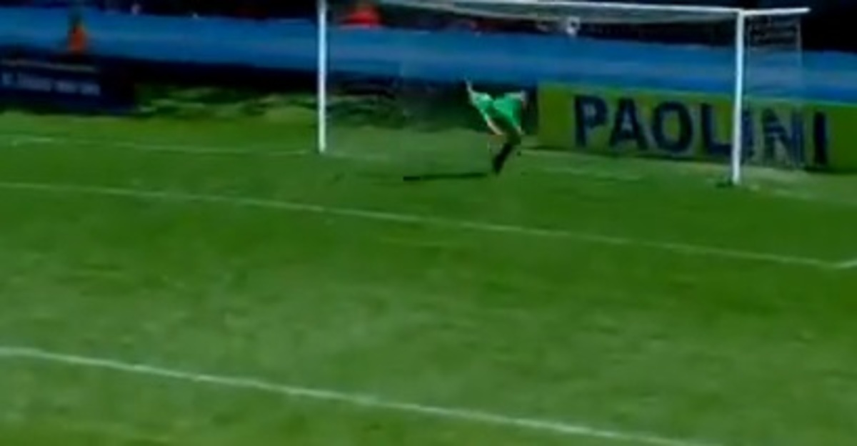 Απίστευτη απόκρουση τερματοφύλακα με ανάποδο ψαλίδι! (VIDEO)