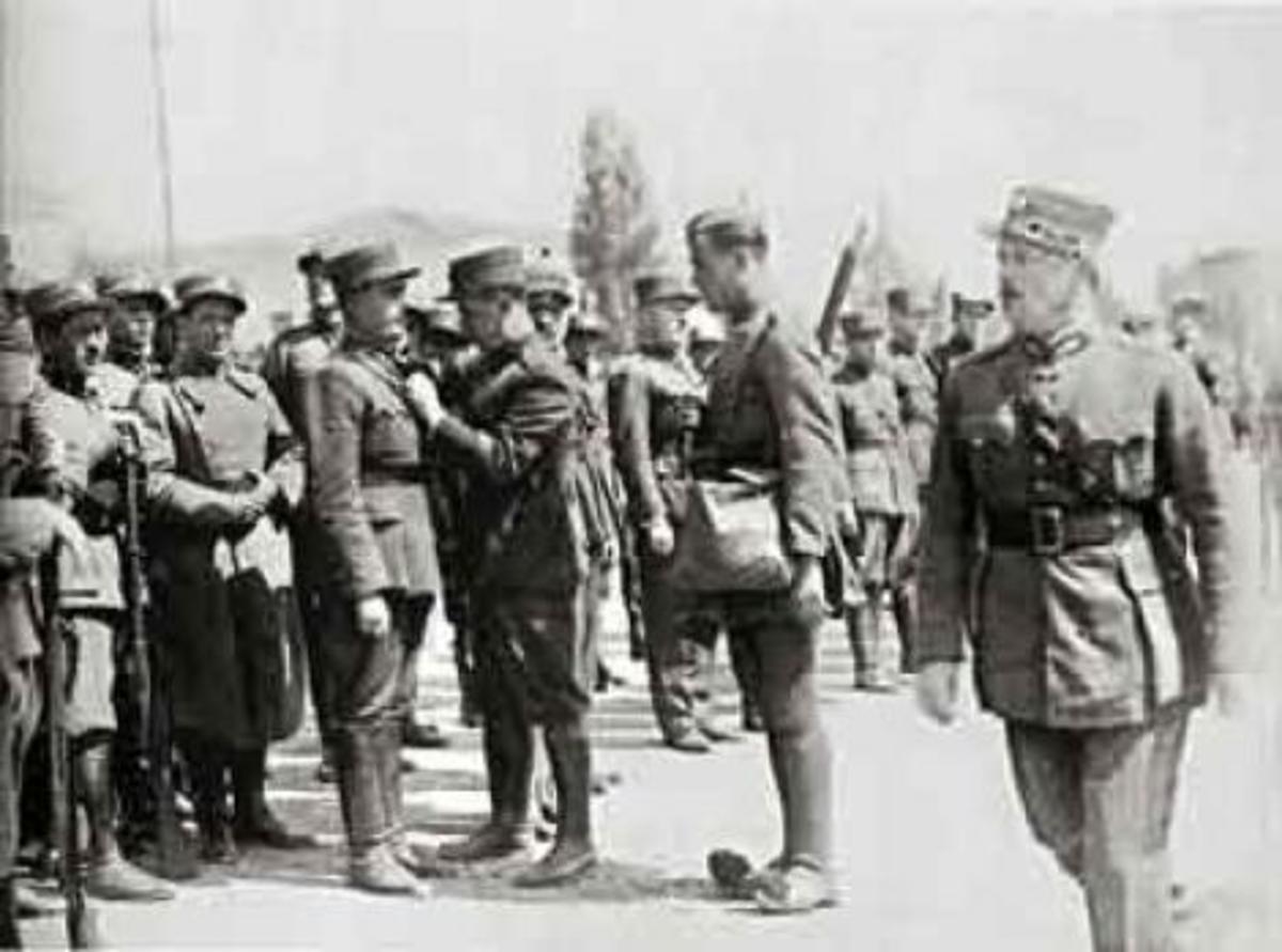 Το κίνημα του 1935 και το “ξήλωμα” γαλονιών δημοσίως! Μια ακόμη ιστορία διαχασμού