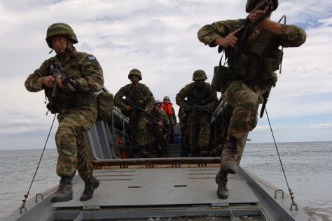 Η τρόϊκα απαιτεί: στο -79% οι δαπάνες μέχρι το 2015 για τις ΕΔ!