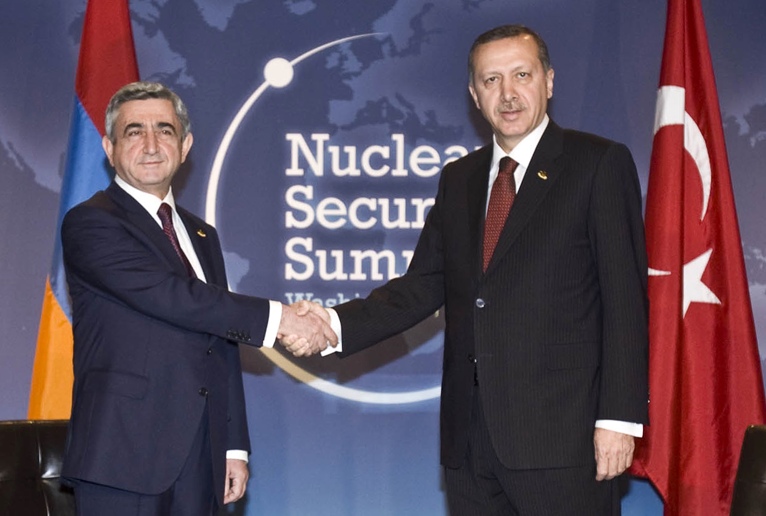 Ο αρμένιος πρόεδρος Σαρκισιάν και ο τούρκος πρωθυπουργός Ερντογάν. ΦΩΤΟ REUTERS