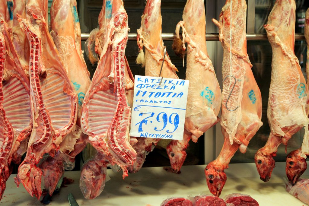 Κρεοπώλης γέμισε τη Λάρισα με αρνιά από τη Ρουμανία – Τα πλάσαρε ως ελληνικά