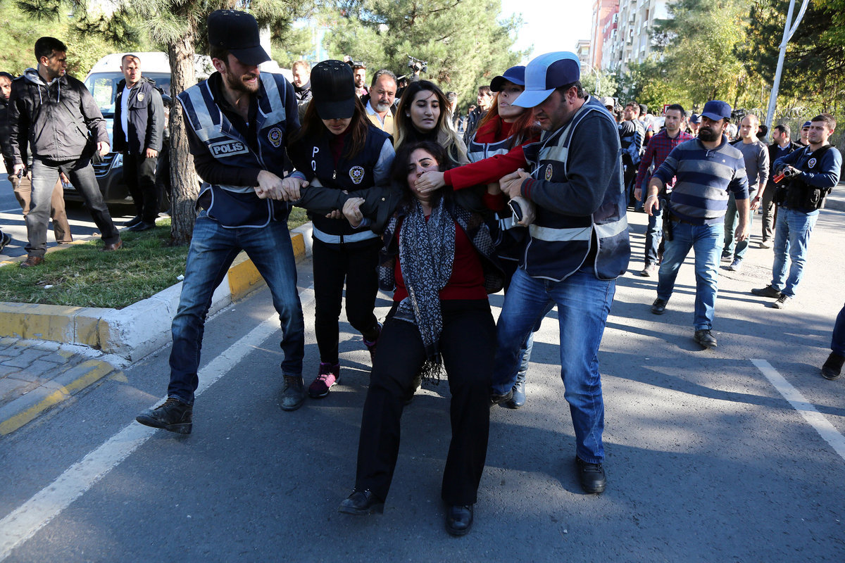 Τουρκία – Συλλήψεις: Ο Σουλτάνος Ερντογάν κάνει το δικό του πραξικόπημα