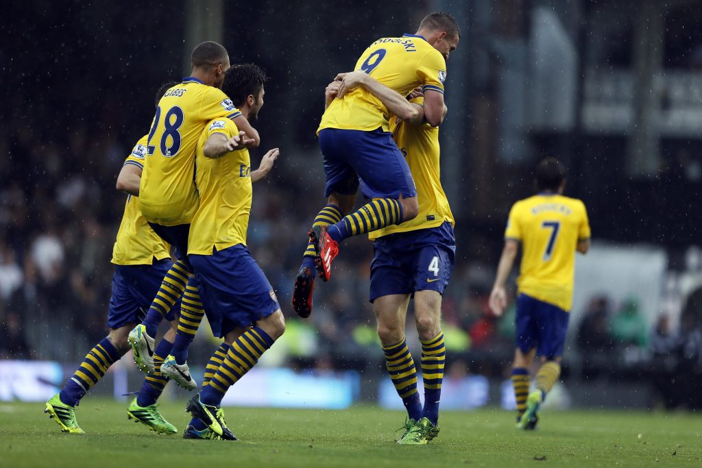 Οι παίκτες της Άρσεναλ πανηγυρίζουν το ένα από τα δύο γκολ του Ποντόλσκι ΦΩΤΟ REUTERS