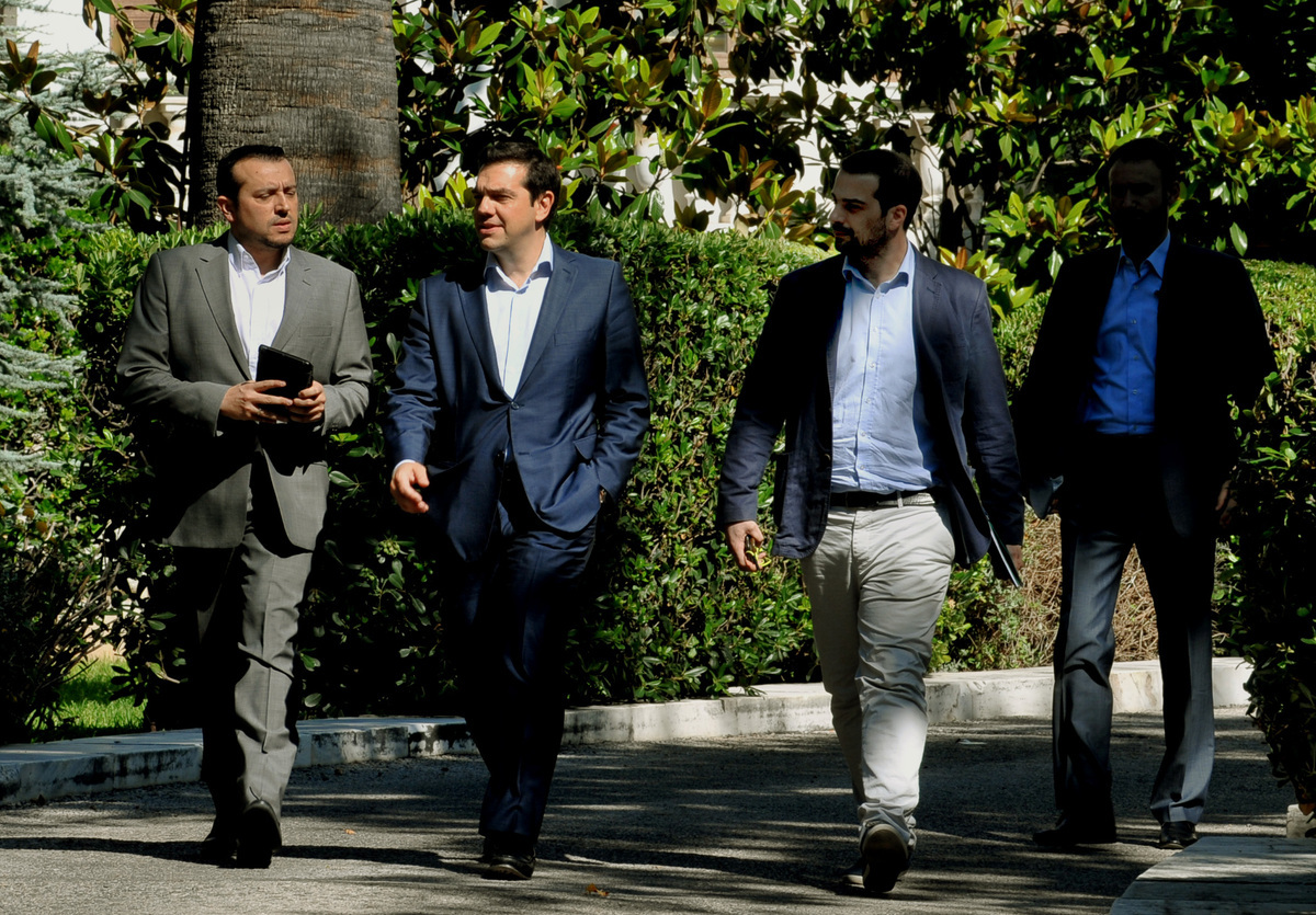 Οι πολιτικοί αρχηγοί, πλην ΚΚΕ, συμφώνησαν στην αναθεωρημένη πρόταση του Γιούνκερ με βελτιώσεις που θα καταθέσει η ελληνική πλευρά