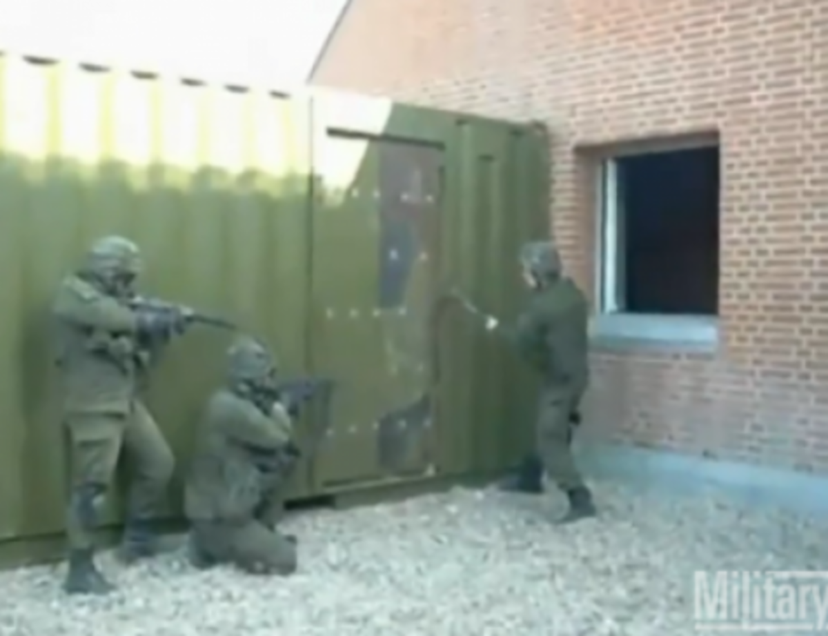 Η πιο αστεία…εισβολή στρατιωτών σε οίκημα! Δείτε το βίντεο