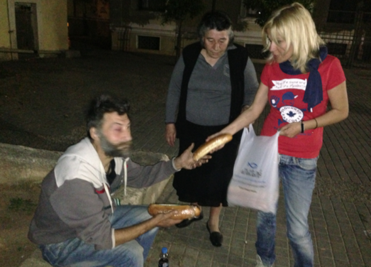 Όταν Ανάσταση σημαίνει μια μπουκιά φαγητό – Εικόνες από την Αθήνα των άστεγων