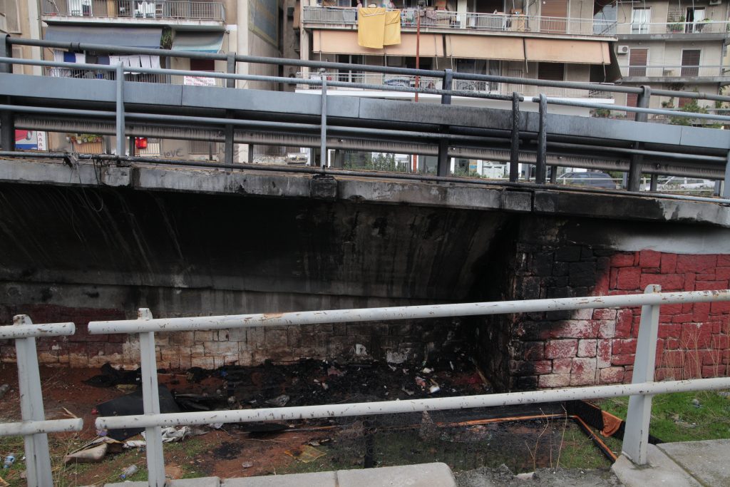 Το σημείο όπου είχε βρει καταφύγιο ο άστεγος. ΦΩΤΟ EUROKINISSI