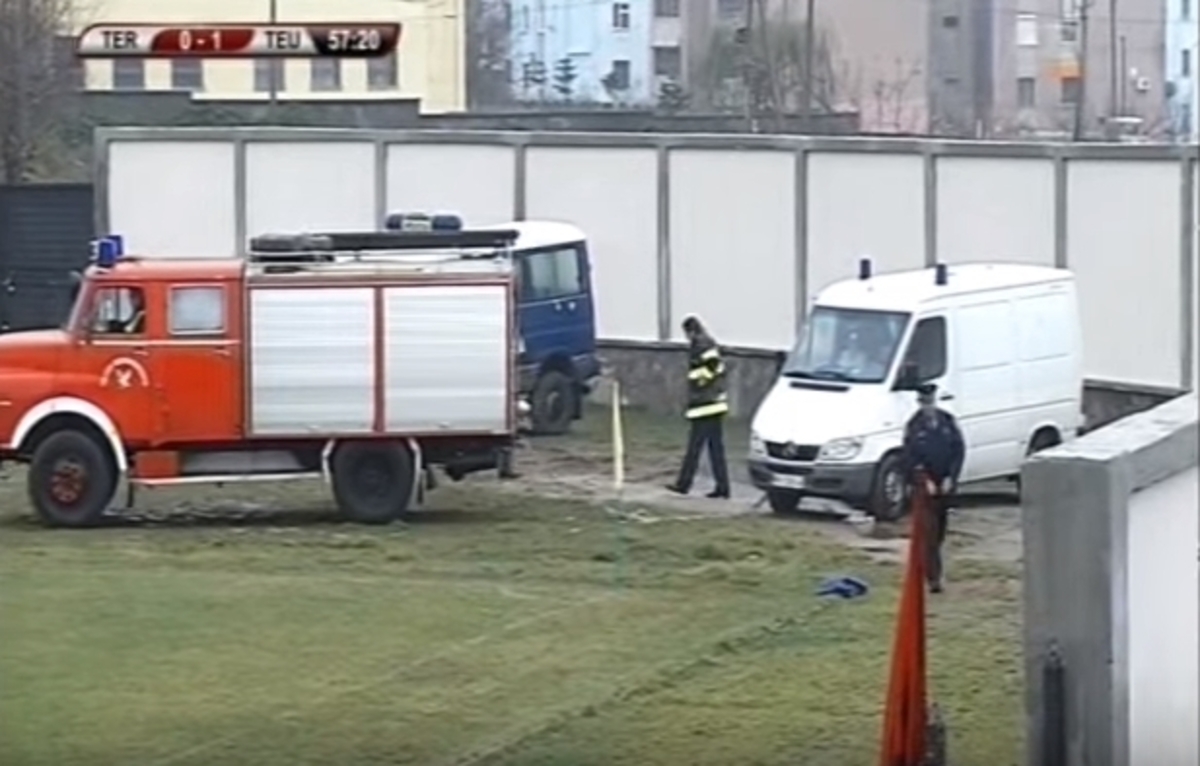 Είχαν μεγάλη φαντασία σε γήπεδο στην Αλβανία όταν χάλασε το ασθενοφόρο! (VIDEO)