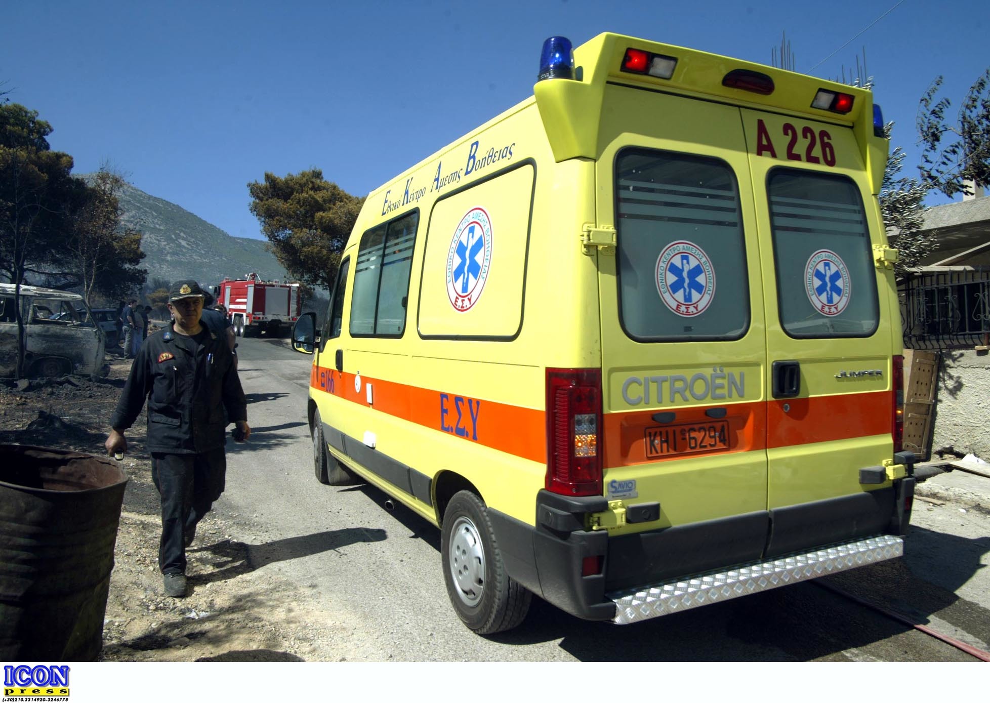 Λαμία: Κάηκε ασθενοφόρο στη μέση του δρόμου
