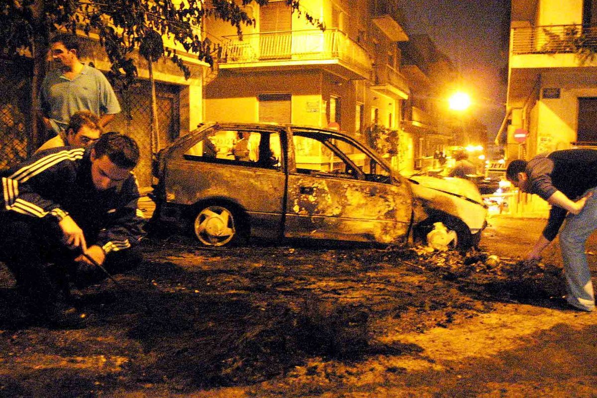 Αντιεξουσιαστές πέταξαν βόμβα μολότοφ σε περιπολικό και χτύπησαν αστυνομικούς