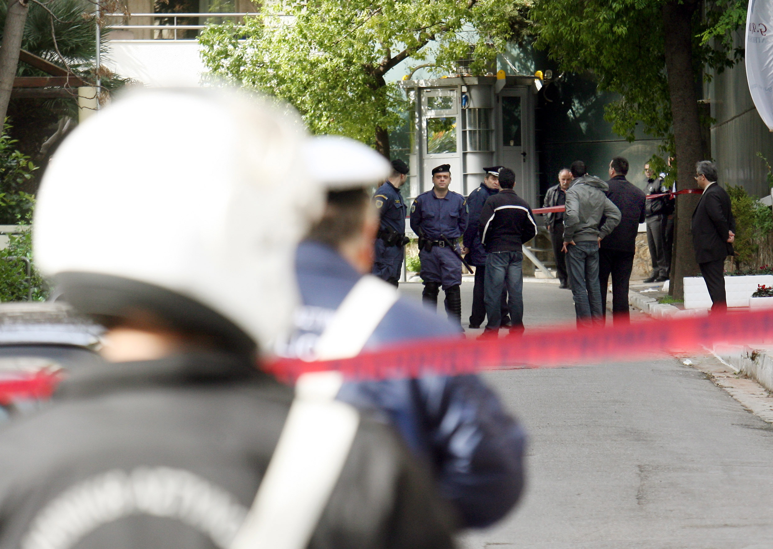 Τους “έγδυσαν” στη μέση του δρόμου