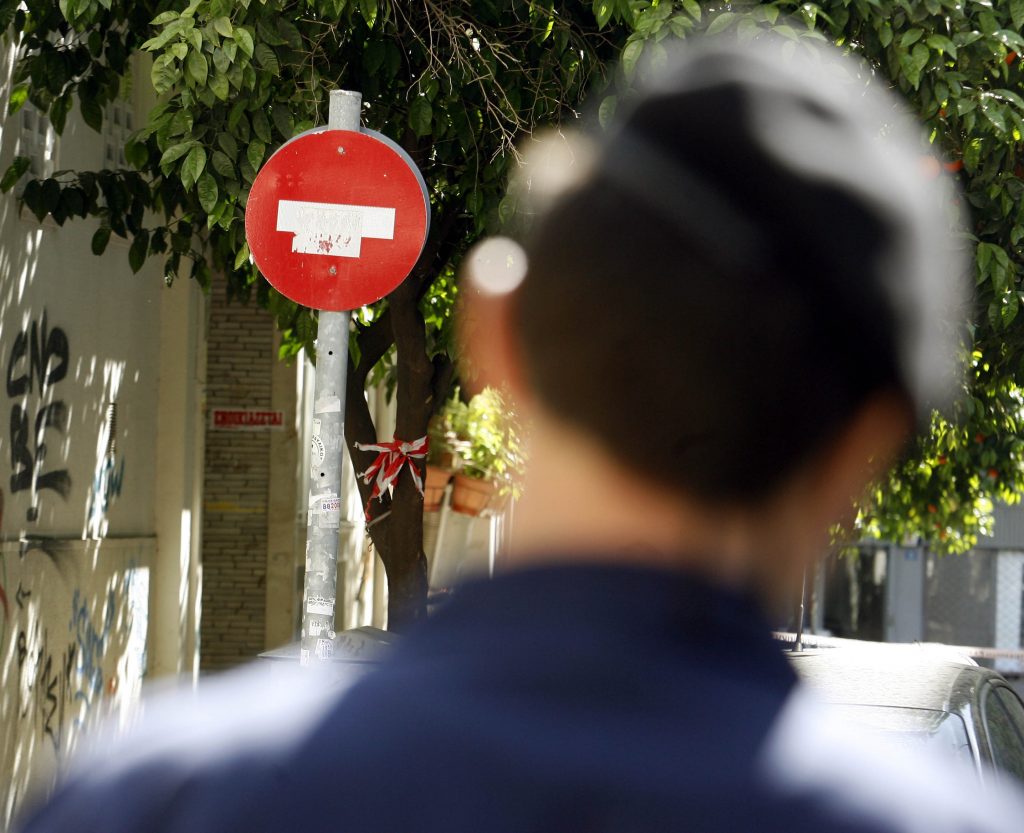 Ληστές ντυμένοι αστυνομικοί έστησαν μπλόκο στο δρόμο