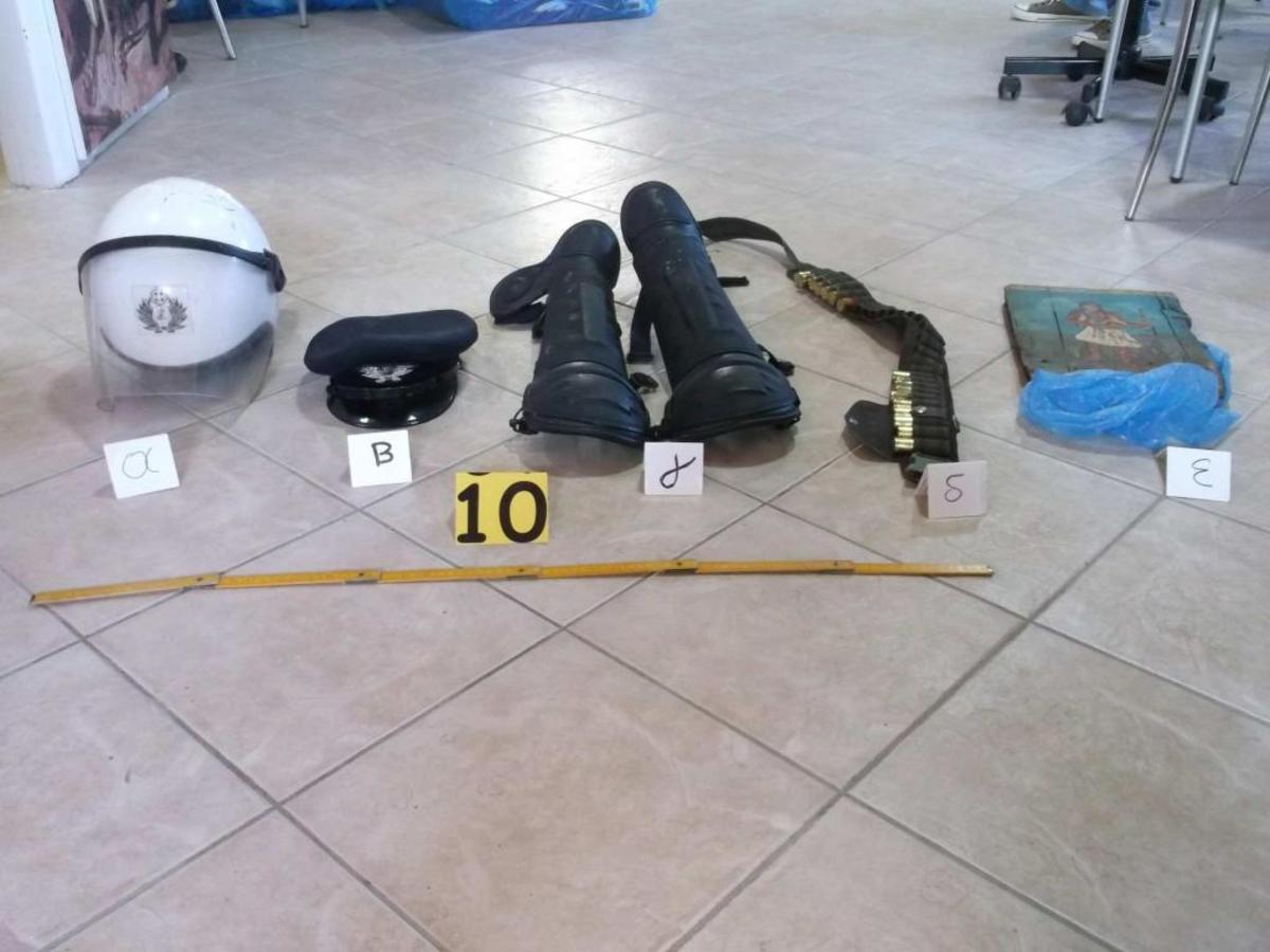 Τα αντικείμενα του Αστυνομικού που βρέθηκαν στα γραφεία της Χ.Α.ΦΩΤΟ ΕΛ.ΑΣ.