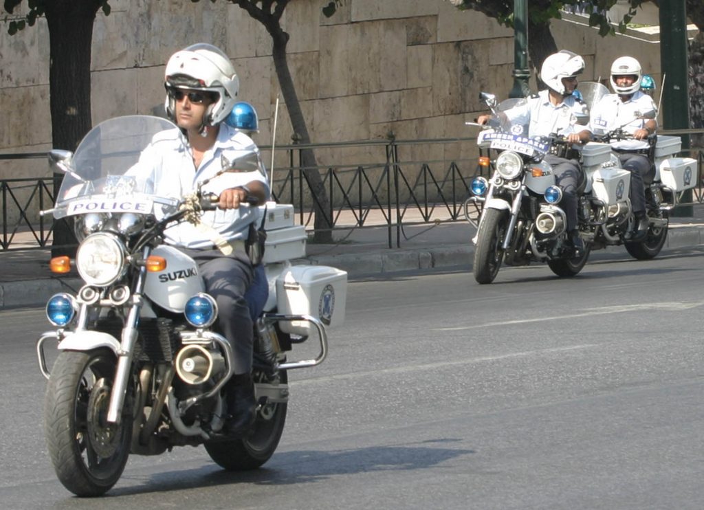 Αυτοκίνητο παρέσυρε αστυνομικό της ομάδας “Ζ”