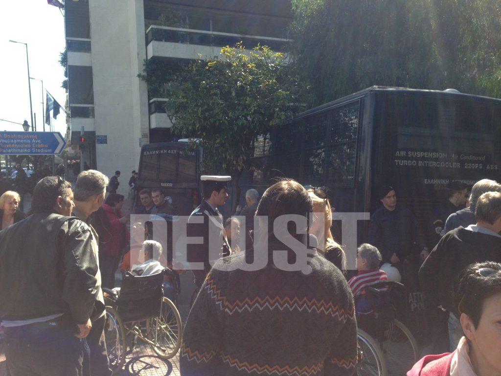 ΜΑΤ και κλούβες ακόμη και στους ασθενείς του ασύλου ανιάτων – Τους έριξε πόρτα ο πρωθυπουργός – ΦΩΤΟ