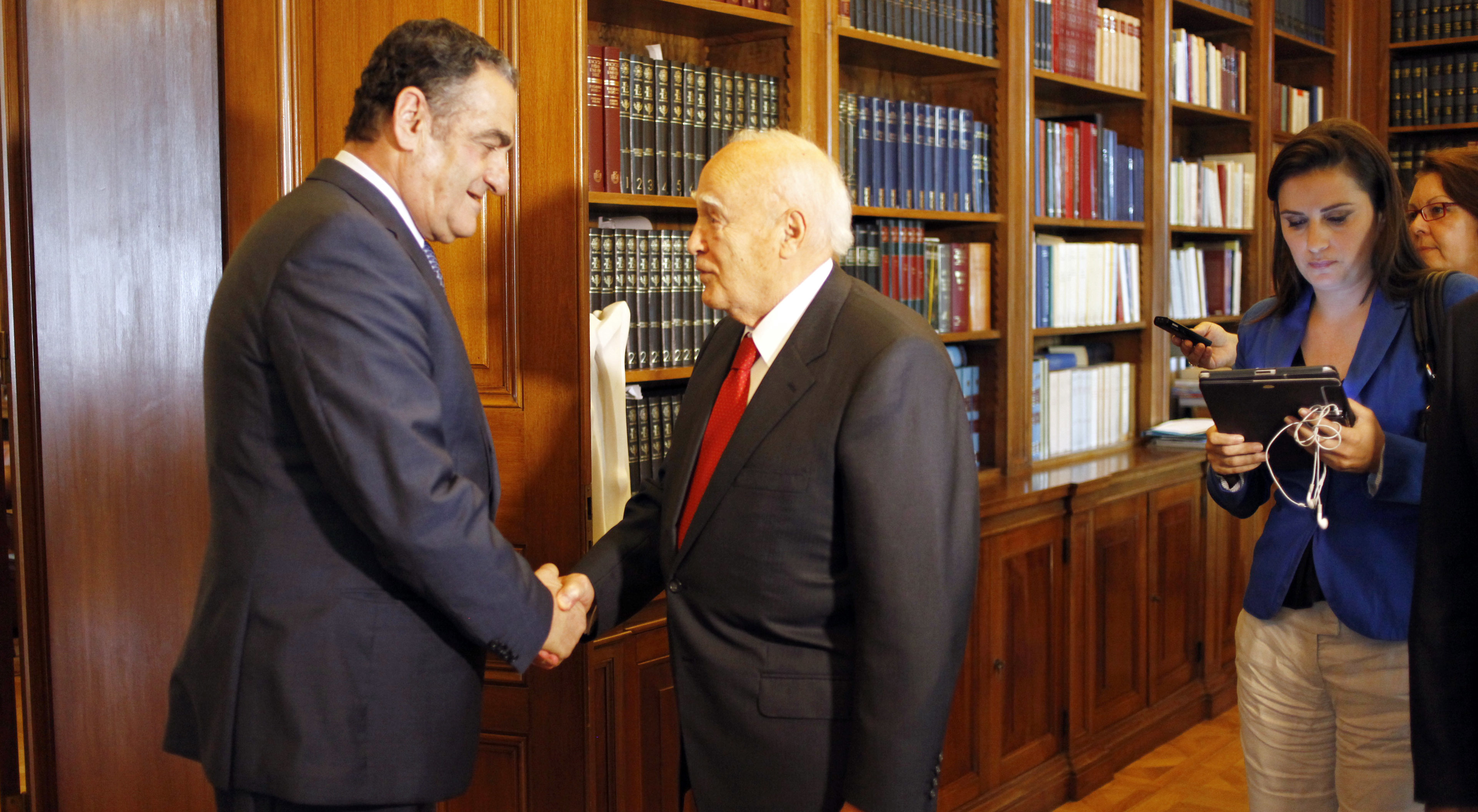 “Είναι μεγάλη στιγμή για την Ελληνική Δικαιοσύνη” είπε ο Κ. Παπούλιας στον Χ. Αθανασίου. ΦΩΤΟ EUROKINISSI