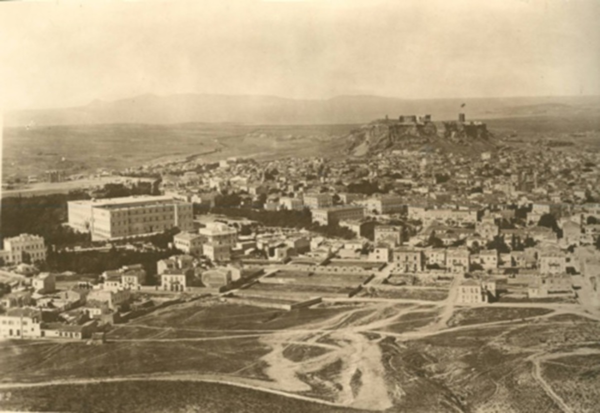 Το παλάτι (σημερινή Βουλή των Ελλήνων) και η Ακρόπολη - Διακρίνεται στην Ακρόπολη ο πύργος του Σερπεντζέ - ΦΩΤΟ Σύλλογος των Αθηναίων