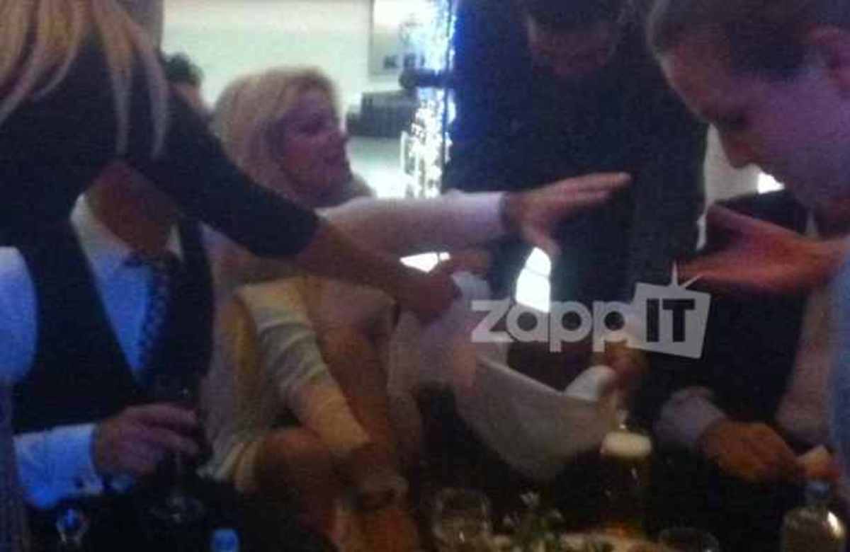 Το ατύχημα της Ελένης Μενεγάκη στο πάρτυ του Παπακαλιάτη!