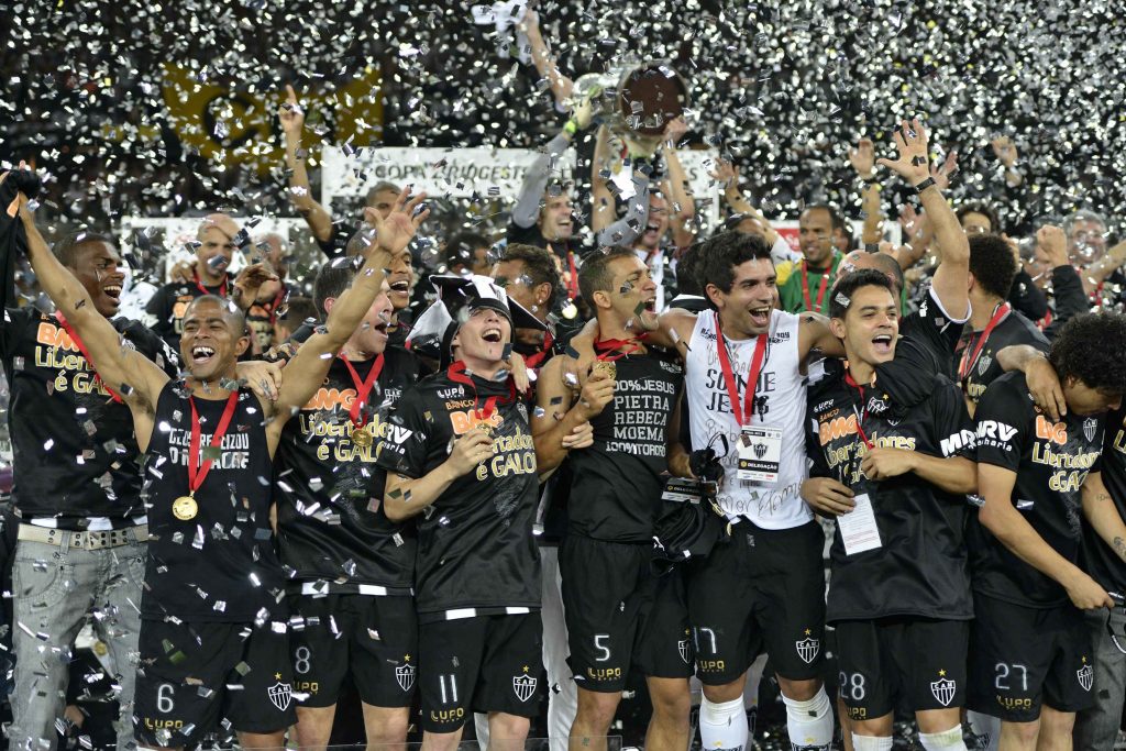 Οι παίκτες της Ατλέτικο Μινέιρο πανηγυρίζουν το πρώτο Κόπα Λιμπερταδόρες στην ιστορία της ομάδας
