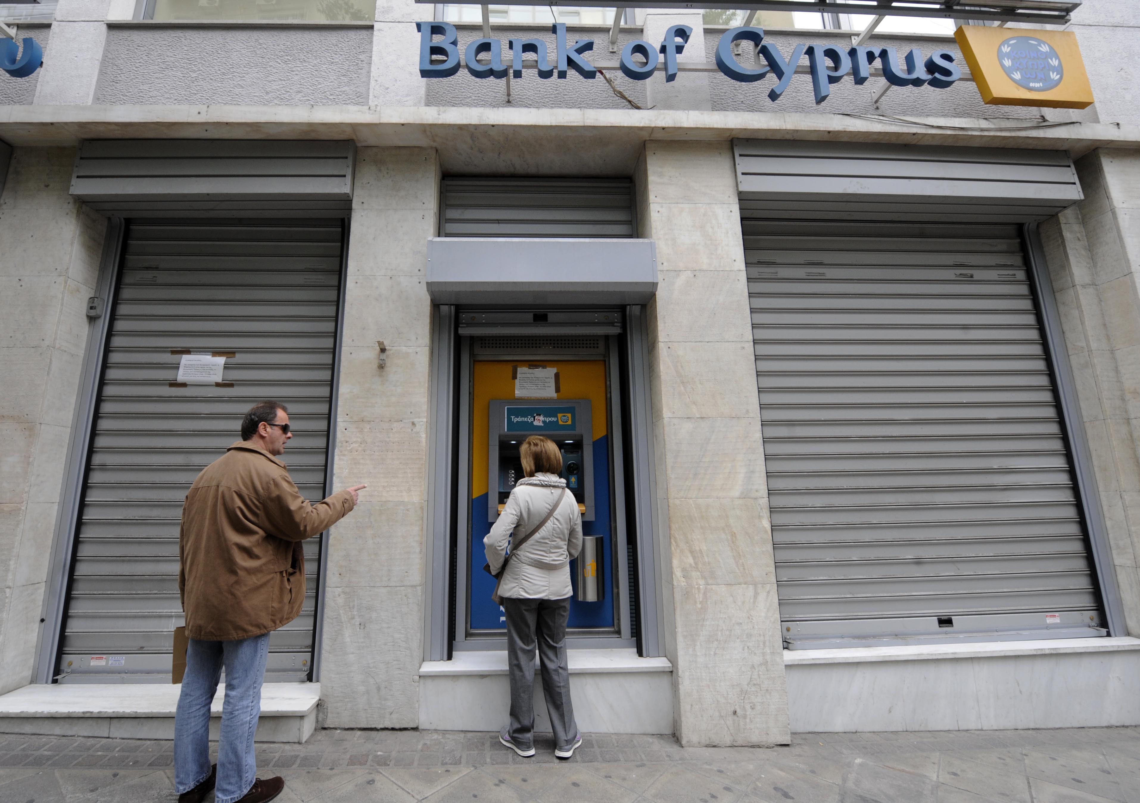 Πως θα ανοίξουν αύριο και με τι όριο ανάληψης οι κυπριακές τράπεζες; – Όλα στον αέρα μετά την απόφαση του Eurogroup
