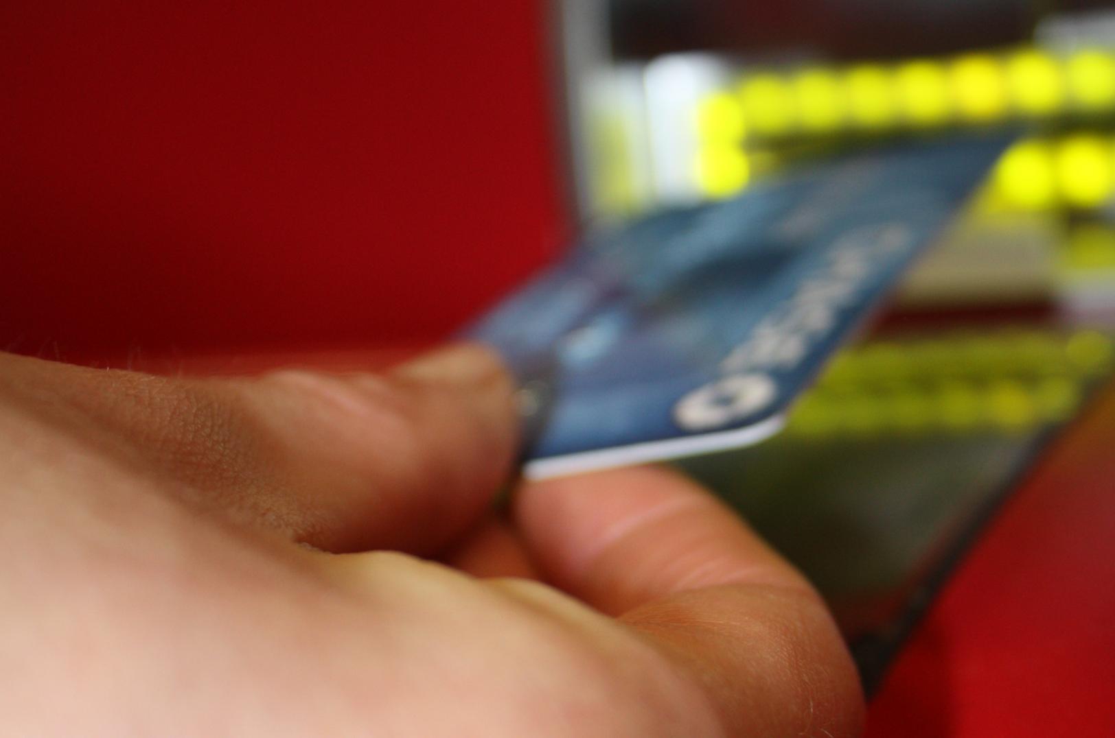 Εφτιαχναν κάρτες κλώνους και σήκωναν λεφτά απο ΑΤΜ