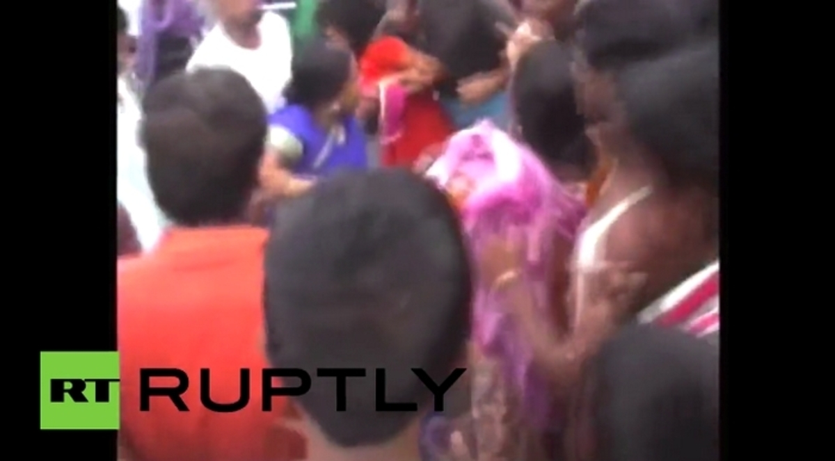 Άγριος ξυλοδαρμός από τον όχλο – Κατηγορείται ότι σκότωσε τον άντρα της με τον εραστή της (ΠΡΟΣΟΧΗ, ΣΚΛΗΡΕΣ ΕΙΚΟΝΕΣ)