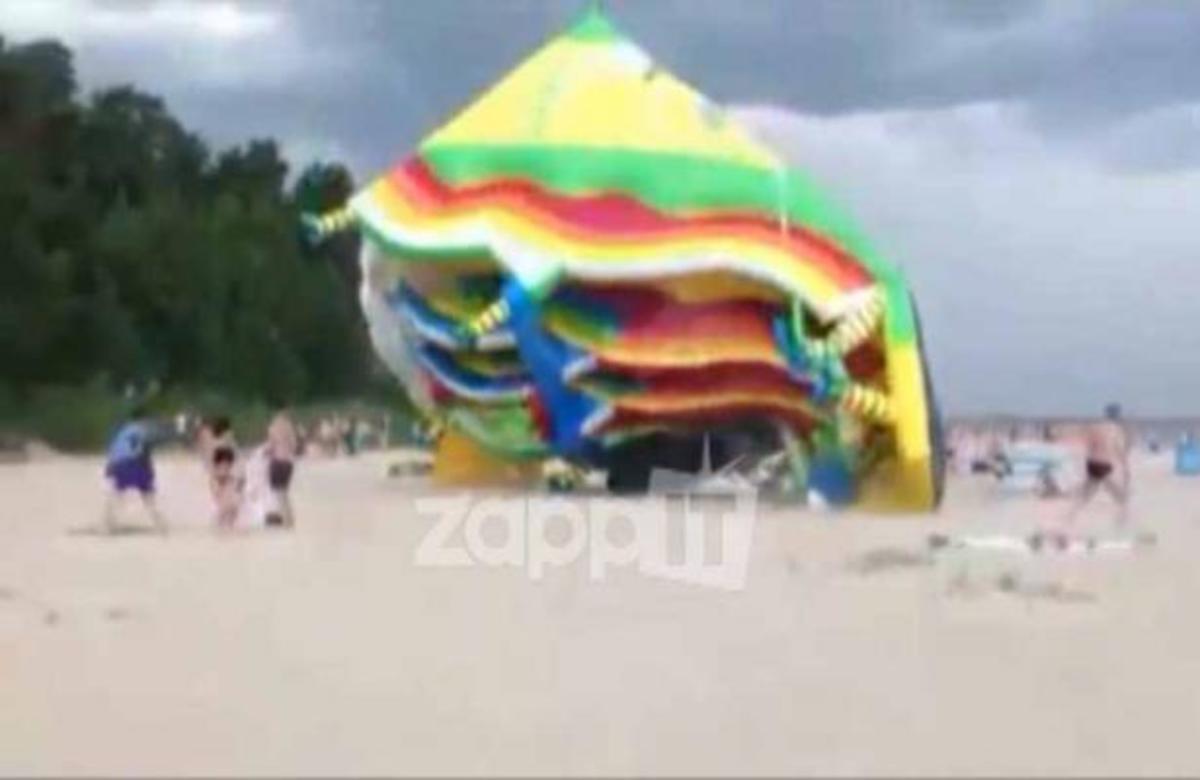 ΑΠΙΣΤΕΥΤΟ ατύχημα στην παραλία – Αέρας παρέσυρε φουσκωτή νεροτσουλήθρα!