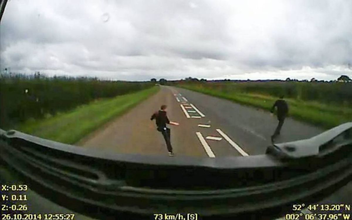 Συγκλονιστικό ατύχημα: Φορτηγό χτυπά νεαρό με 73 χμλ την ώρα!