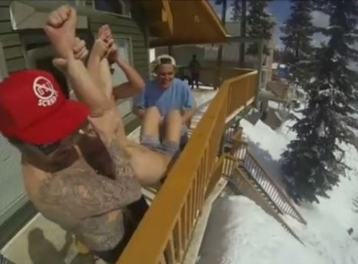 Έτσι ξεμέθυσαν τον φίλο τους (ΒΙΝΤΕΟ)